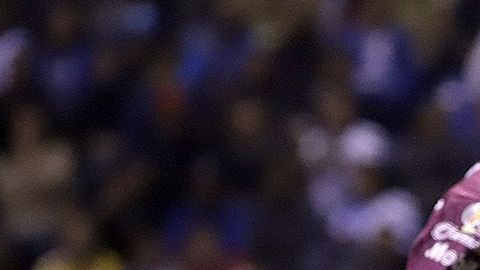 Sebastián Córdova conduciendo la pelota.