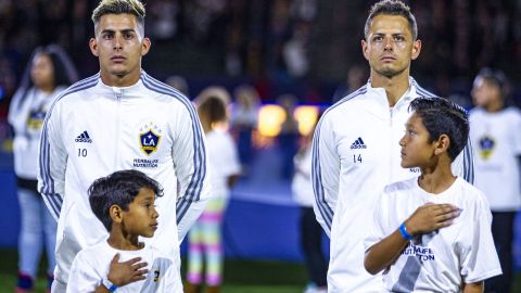 Chicharito (der.) antes de su primer juego en Carson.