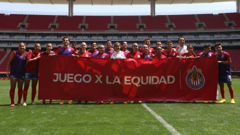 El equipo rojo venció al equipo  morado.