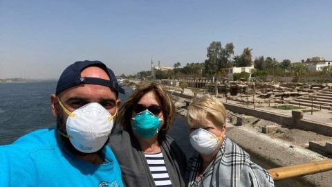 Javier Parodi junto a su madre y su prima en el crucero por el río Nilo confinados en el barco.