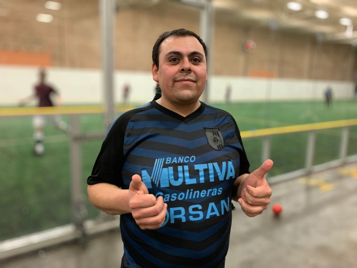 José Álvarez es sobreviviente de cáncer y lleva una vida normal jugando futbol. (Javier Quiroz / La Raza)