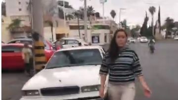 La mujer persiguió al hombre que la grabó.