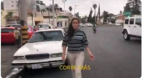 La mujer persiguió al hombre que la grabó.