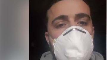 El actor Luca Franzese  denuncio por Facebook que se hermana murió de coronavirus y las autoridades lo dejaron más de un día con el cadáver.