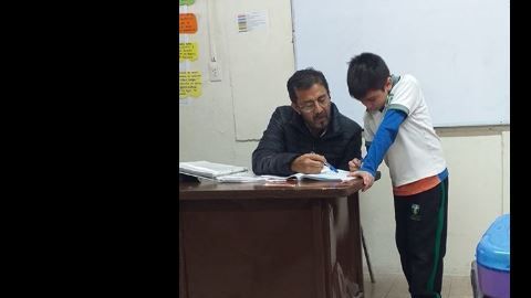 El maestro suele tener estos gestos con sus alumnas.