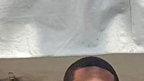 Magic Johsnon posando con la policía de Miami en el evento de salud.