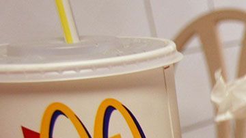 Con sus más de 38,000 sucursales en todo el mundo, la empresa está nadando en dinero.