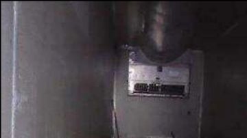 En el piso de la caja de un tráiler.