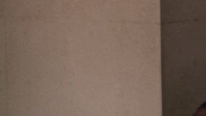 Sanitarios de una ambulancia trasladan a un enfermo con oxígeno al hospital vizcaíno de Cruces, en el País Vasco. EFE/Luis Tejido