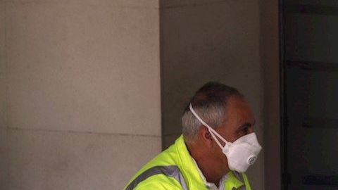 Sanitarios de una ambulancia trasladan a un enfermo con oxígeno al hospital vizcaíno de Cruces, en el País Vasco. EFE/Luis Tejido