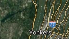 El condado de Nassau colinda con Queens.