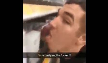 Cliente de Walmart lame estante con productos en medio de crisis por coronavirus.