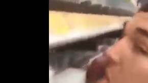Cliente de Walmart lame estante con productos en medio de crisis por coronavirus.