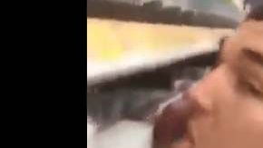 Cliente de Walmart lame estante con productos en medio de crisis por coronavirus.