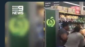Las mujeres se enojaron porque la otra llevaba el carrito lleno de papel.