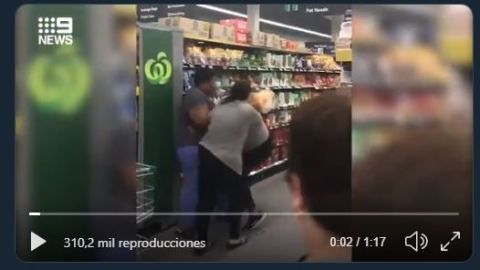 Las mujeres se enojaron porque la otra llevaba el carrito lleno de papel.