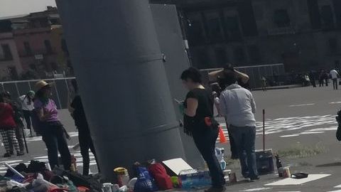 Pintaron en la plancha del Zócalo los nombres de víctimas de feminicidio.