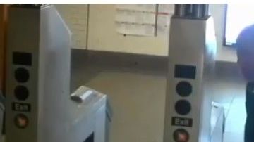 Al momento de colarse en el Metro