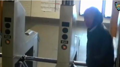 Al momento de colarse en el Metro