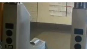 Al momento de colarse en el Metro