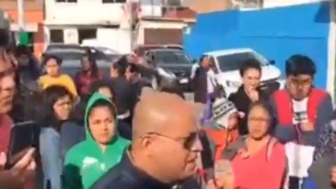 Padres de estudiantes pidieron la renuncia de la directora del plantel Juan Caballero y Ocio en Quéretaro.