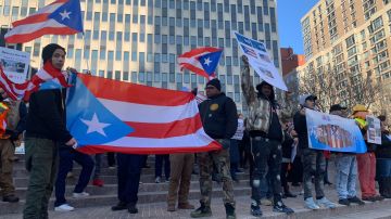 Un grupo participa en una protesta que exige atención federal para Puerto Rico.