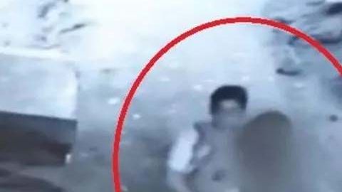 El atacante se lleva cargando a la menor de la zona.