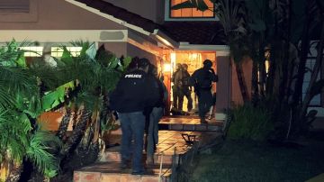 Agentes de la DEA participan en una redada contra miembros de CJNG en Los Ángeles.