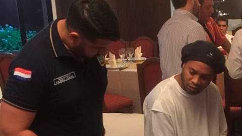 Ronaldinho con las autoridades paraguayas.