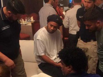 Ronaldinho con las autoridades paraguayas.