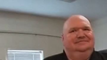 Ruth Bryant feliz con su uniforme de delincuente