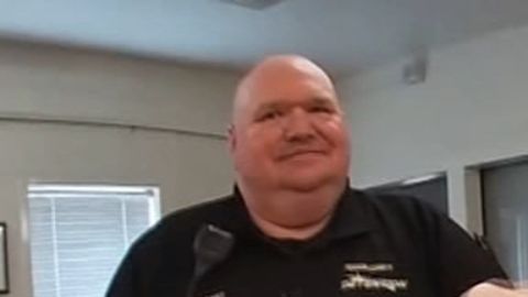 Ruth Bryant feliz con su uniforme de delincuente