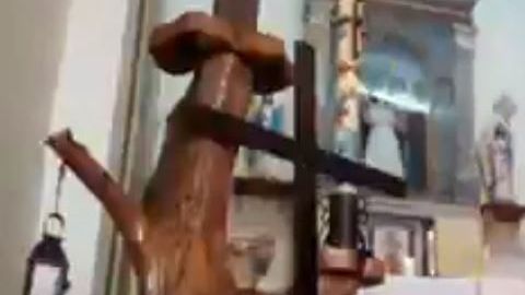 Una lluvia de efectos acompañaron el mensaje del cura.