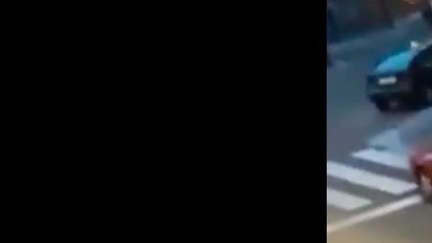 El hombre con el perro de peluche.