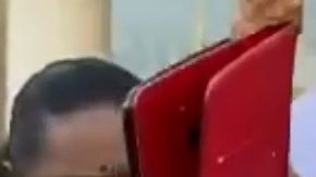 Seguidores le dan besos a AMLO en plena pandemoa del Covid-19.