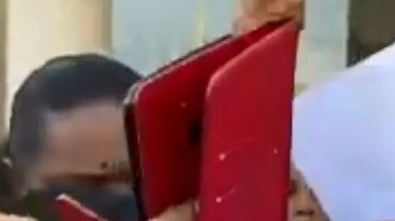 Seguidores le dan besos a AMLO en plena pandemoa del Covid-19.