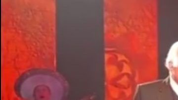 Padre e hijo se echaron un "palomazo" en el Auditorio Telmex de Guadalajara.
