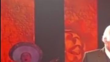 Padre e hijo se echaron un "palomazo" en el Auditorio Telmex de Guadalajara.