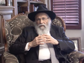 El rabino Sholom Lipskar en un video publicado en YouTube.