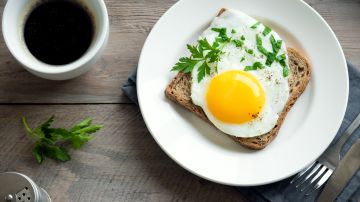 El huevo es un alimento completo, que aporta un gran contenido en proteínas de alto valor biológico.