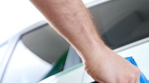 Sigue estos consejos para ahorrar en la gasolinera.
