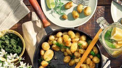 Es recomendable evitar el consumo de alimentos procesados y comidas rápidas.