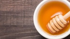 El remedio de limón y miel es un buen aliado para limpiar e hidratar la piel.