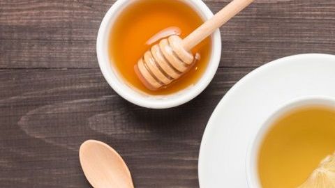 El remedio de limón y miel es un buen aliado para limpiar e hidratar la piel.