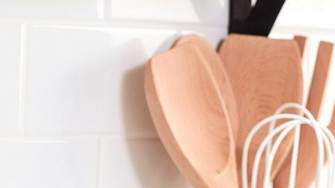 Desinfectar superficies de uso común es efectivo contra el coronavirus.