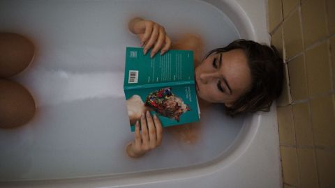 Un baño en la tina tiene más beneficios que la relajación.