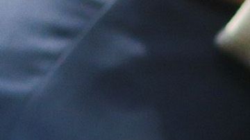 Don Nacho Trelles posa con un billete conmemorativo por su trayectoria.