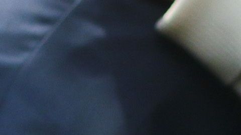 Don Nacho Trelles posa con un billete conmemorativo por su trayectoria.