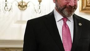 Trump al firmar la ley