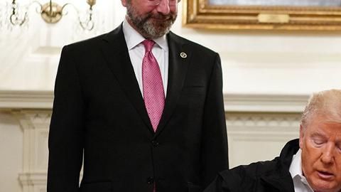 Trump al firmar la ley